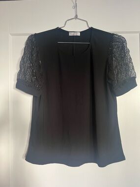 89th & Madison Black Knit Blouse with Lace Puff Sleeve - Size M